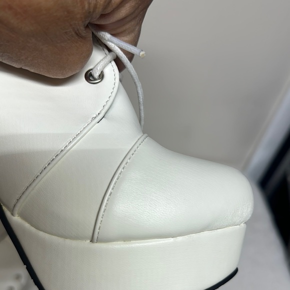 Stylish White Platform Ankle Boots - Picture 3 of 12